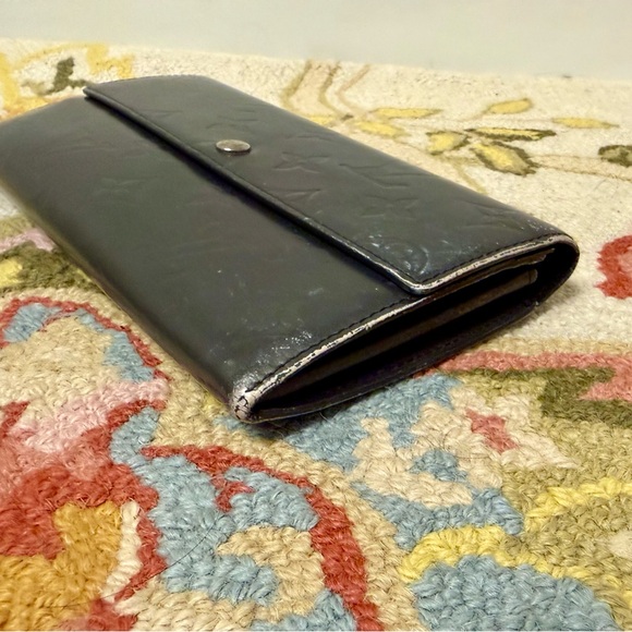 SOLD LOUIS VUITTON Metallic Monogram Vernis Sarah Long Bi-Fold Wallet - Picture 4 of 16